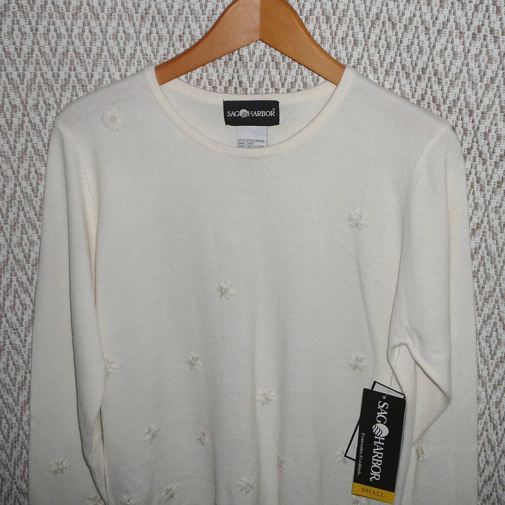 Sag Harbor Embroidered Sweater Pearl Accent S NWT - Picture 2 of 11